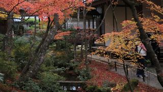 裏側は池になっている