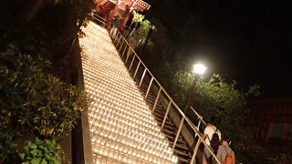 夜も楽しめる湯畑