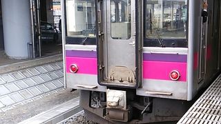 2017年11月５日の新青森11時59分発普通列車大館行きの車内～昼間の時間帯ですが、５両編成でした～