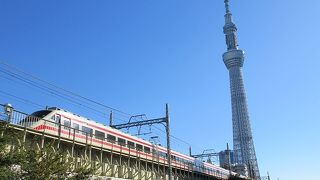 墨田区役所の裏手にある橋で、ここからはスカイツリーとその横を走る東武線を眺めることが出来ます。