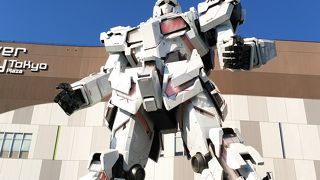 新たなユニコーンガンダムの立像