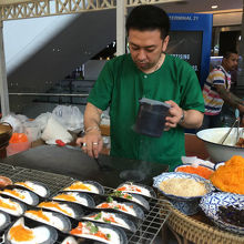 有名なタイの焼き菓子　作ってるところを見られるのがグー