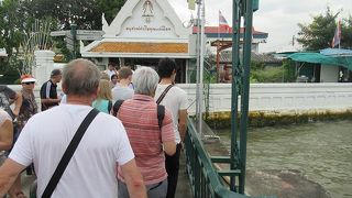 ワットアルンの目の前に到着です