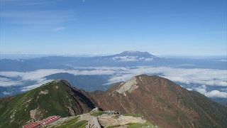 頂上からの３６０度のパノラマ景色がおすすめです、特に、御嶽山が独立している悠然と立っているのがおすすめ