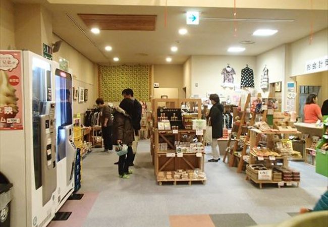 懐かしのだがしを購入できるコーナが有って、一つ50円から有りますので、小銭を持って買いに行ってみてはどうでしょうか。