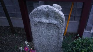 この墓を石で叩くと