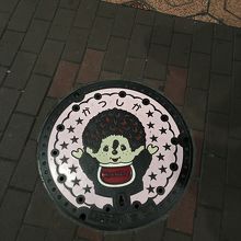 葛飾区の肝いりで区のイメージモンチッチのマンホールが！
