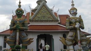 御堂の前に建っているのよー