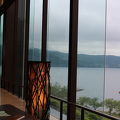 ホテルのロビーからの湖の美しさに感動