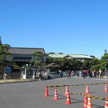 手前広場からの様子 (橋は手前中央の小屋の後方)