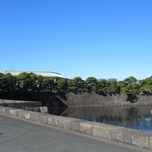 橋上から見た蛤濠 (左手前方の屋根が宮内庁)
