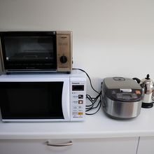 炊飯器、レンジ、トースター、ポットあり