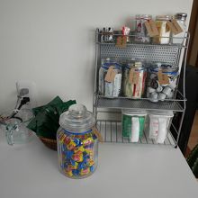 お茶、コーヒー、使い切り調味料などは自由に使えます