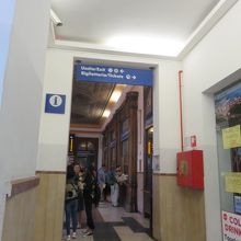 チケット売り場の窓口を望む