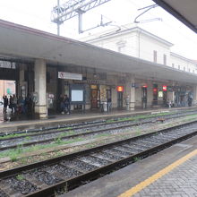 向こう側がチケット売り場側のホーム・主にチンクエテッレ行きか