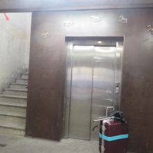 ホテル側が一段低いのでエレベーターで地上に行く