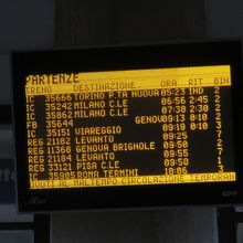 ホームの電光掲示板・ミラノ行きの遅れ表示