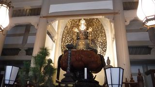 立派な宝冠を戴いた釈迦如来像