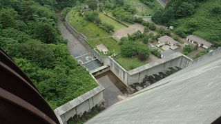 四万川を堰き止めるダム