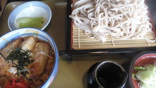 お昼は地元の人でいっぱいです