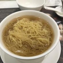 海老ワンタン小、麺の下にはぷりぷりの海老ワンタン。