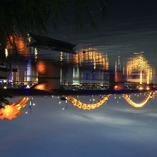 ライトアップされたドラゴンブリッジ。