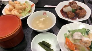 あの豚まんで有名な蓬莱です。