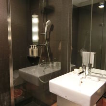 洗面台の横にスペースがないので、化粧品とか置けない。