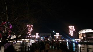 2017年12月10日現在、両脇にイルミネーションが灯されていていました