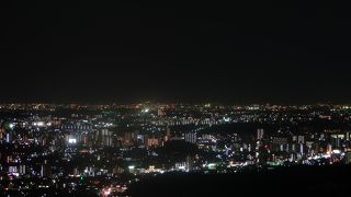 郊外から名古屋の街中の夜景を一望できる