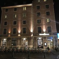 AGORA広場に面しており趣のある外観