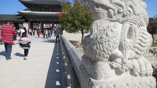 かわいい珍獣の彫像が見どころよー