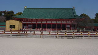 正面に見える大きな建物