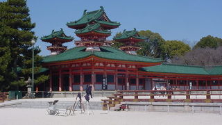 太極殿の西側に位置します