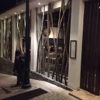 ホテル入り口わき。商店街の通路になっている。