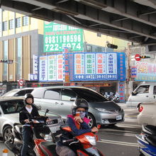 ここから港へ行くバスが出ています。