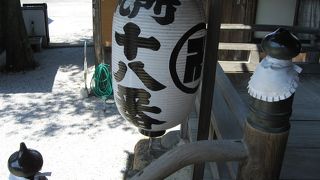 龍の彫刻が寺の屋根を支えている