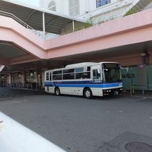 空港や青島行きは左の歩道橋を渡ったここから。