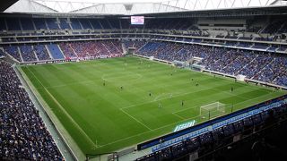 とってもきれいなスタジアムです。サッカー専用でトラックがないので，選手を近くに見れます。