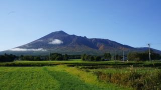 山頂のクレーターのような地形とか