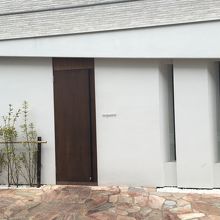 シンプルすぎる入口