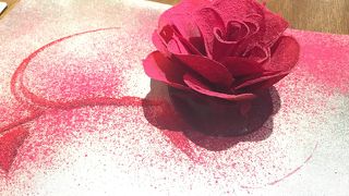 美しい盛り付け、確かなお味と十分な量、バリエーション豊富なグラスワイン