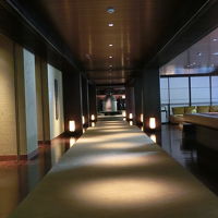 重圧なドアが開くとその先は