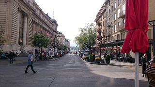 駅からレマン湖までの道