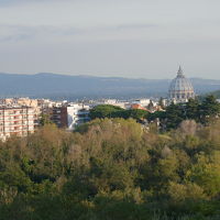 遠くにヴァチカンのクーポラ