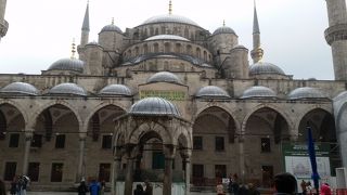 大きなドームと６本のミナーレ