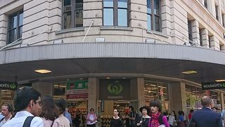 観光客にも便利な場所にあるスーパーマーケット