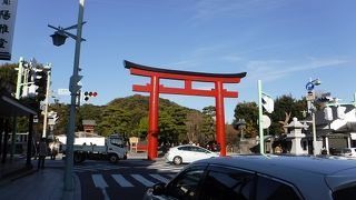 朱塗りの大きな入口