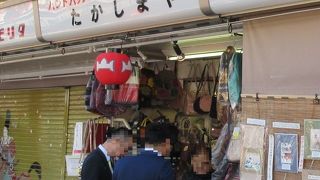 海外からの旅行者というより近隣の方向けのカバンやさんですね。