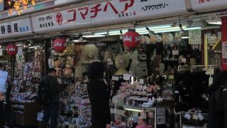 「かつら」やお面などを扱っています。